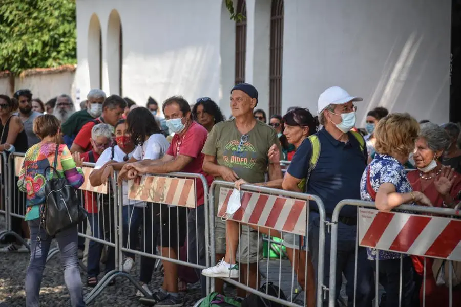 La folla in attesa (foto Ansa)