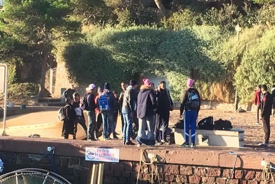 Un gruppo di migranti (foto Fabio Murru)