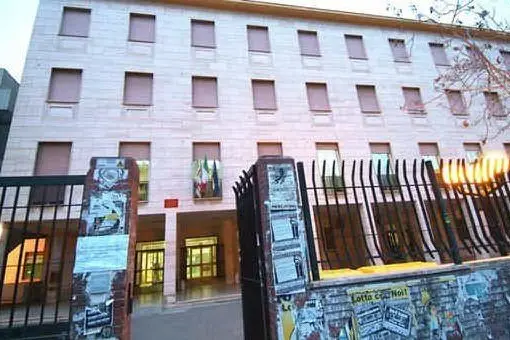 L'incresso del liceo \"Pacinotti\" di Cagliari