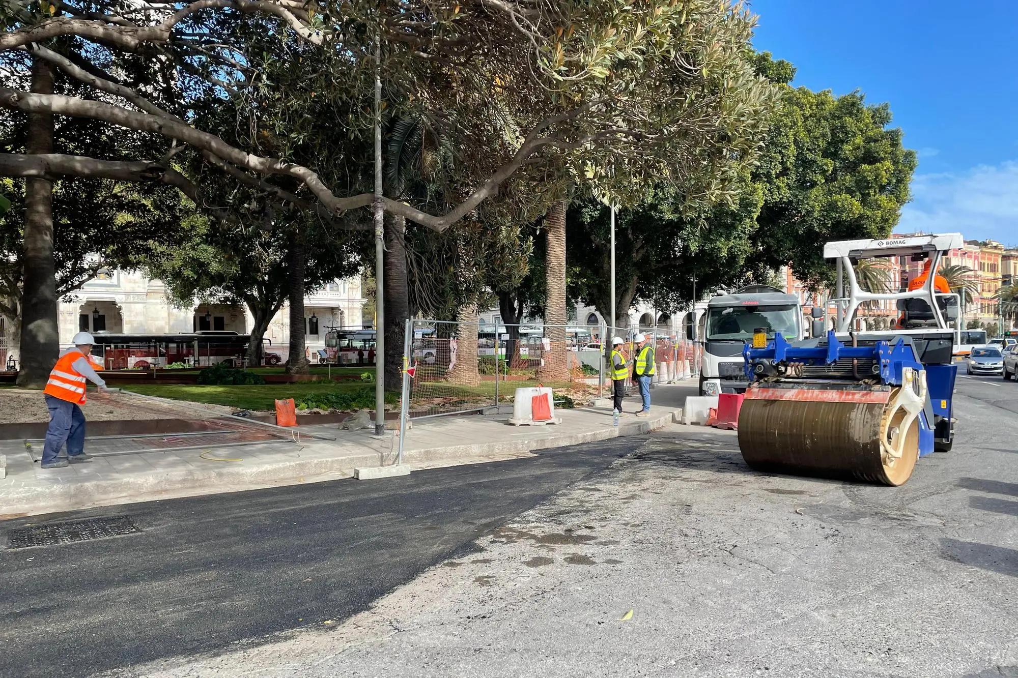 Gli operai rimuovono le transenne in piazza Matteotti a Cagliari (foto Spignesi)