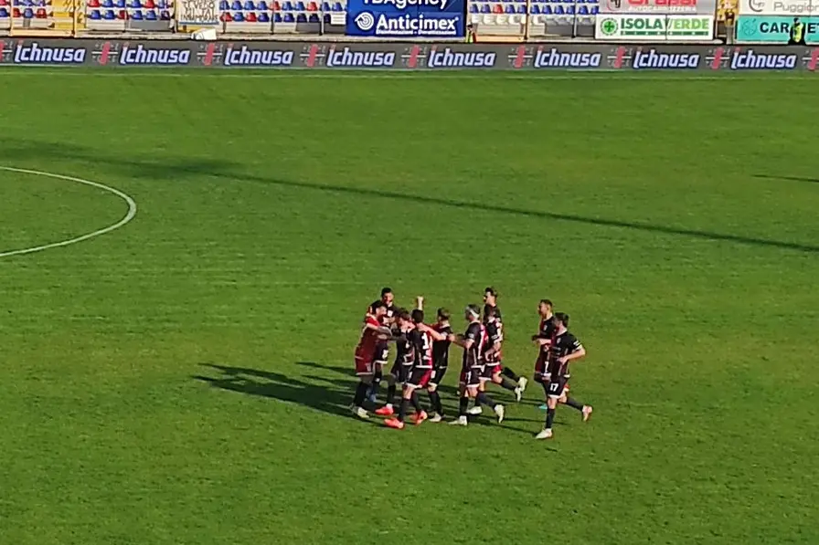 La Torres festeggia il gol di Carboni (foto G. Marras)