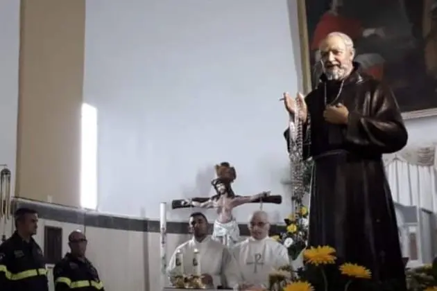La statua di San Pio nella chiesa della Consolata (foto Pala)