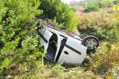 L'auto finita nella scarpata - foto Cucca