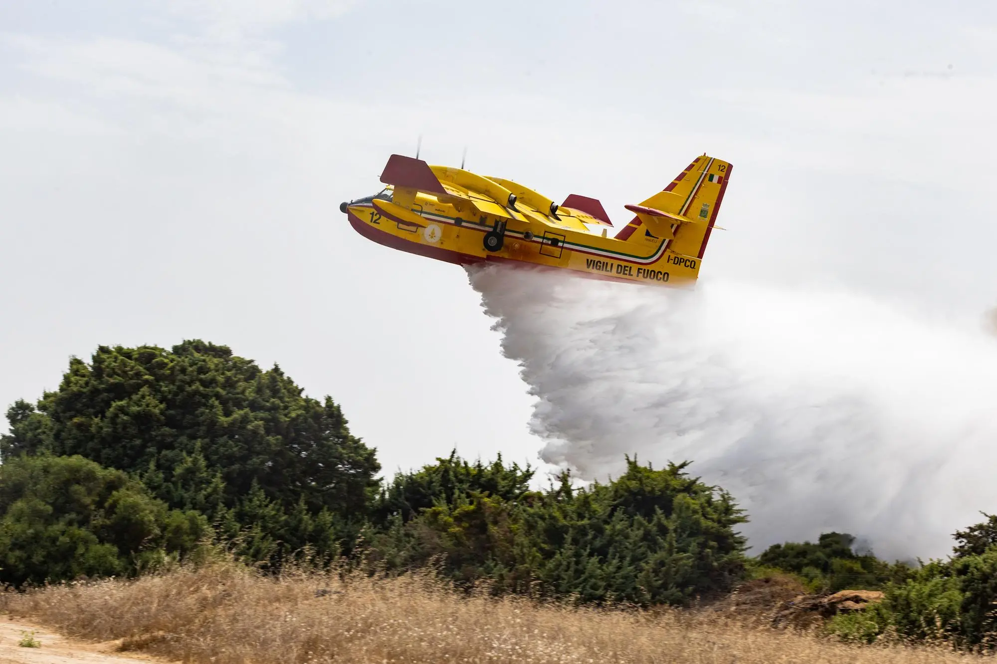 L'intervento del canadair nell'incendio di Portoscuso (Foto: Fabio Murru)