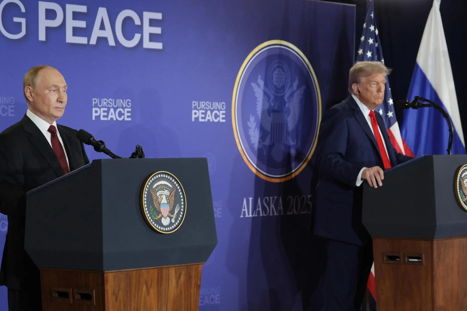epa12303721 Russian President Vladimir Putin (L) and U.S. President Donald Trump attend a joint news conference following their meeting at Joint Base Elmendorf-Richardson in Anchorage, Alaska, USA, 15 August 2025. EPA/GAVRIIL GRIGOROV/SPUTNIK/KREMLIN POOL / POOL MANDATORY CREDIT