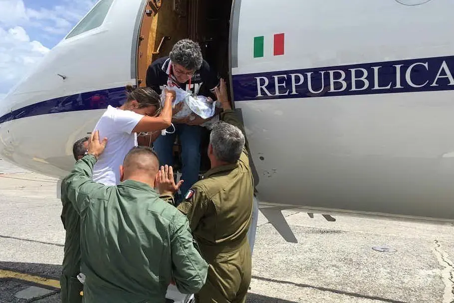 L'arrivo del bimbo in Italia (foto Aeronautica Militare)