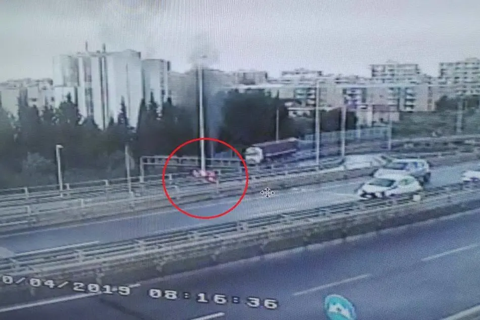 Nel cerchio, l'auto in fiamme (immagine dalla videosorveglianza municipale)