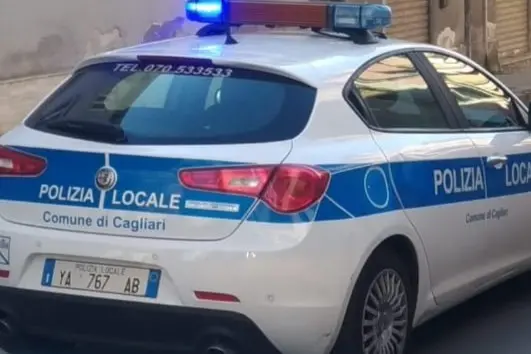 Un'auto della polizia locale