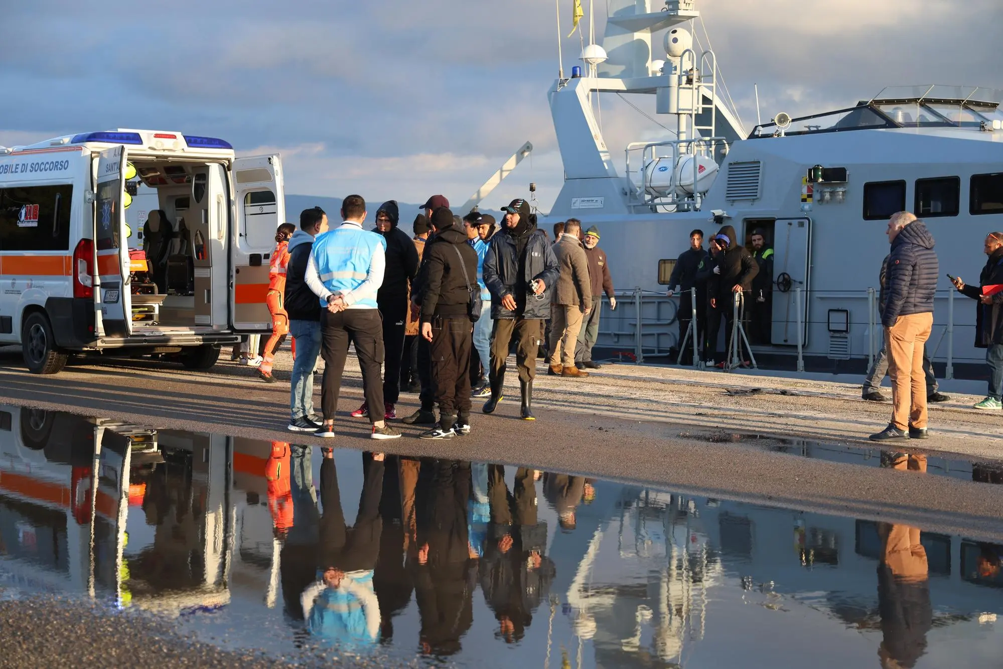 Migranti al porto di Sant'Antioco (Foto Fabio Murru)