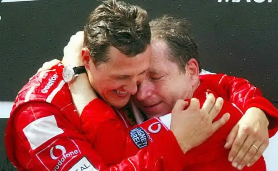 Schumacher e Jean Todt dopo il trionfo al mondiale nel 2002 (Archivio L'Unione Sarda)