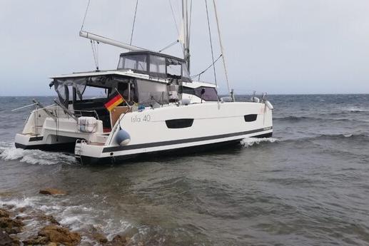 Spinto da vento e onde, catamarano s'incaglia a Porto Torres: soccorso turista tedesco