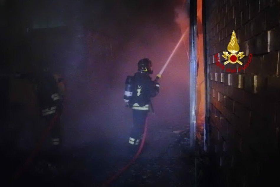 Grosso incendio in un capannone di viale Elmas: ingenti i danni VIDEO