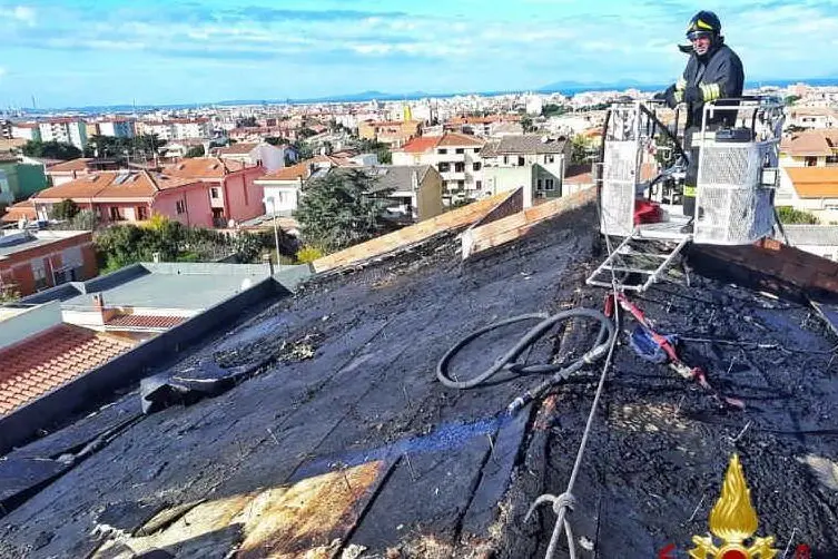 Il tetto bruciato (Foto Vigili del Fuoco)