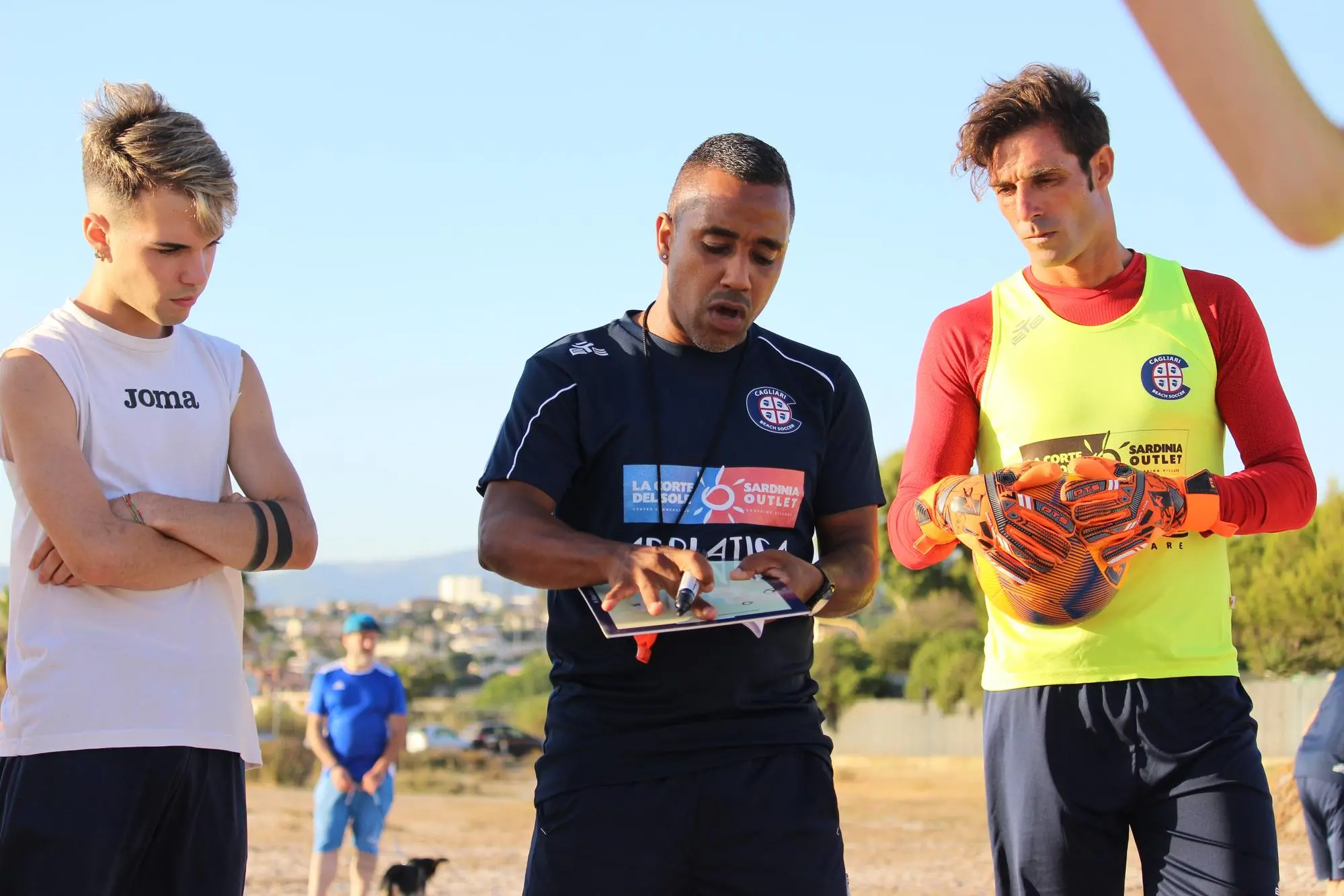 Wilson Santos Araujo (al centro), allenatore del Cagliari Beach Soccer (foto Elena Accardi - Cagliari BS)