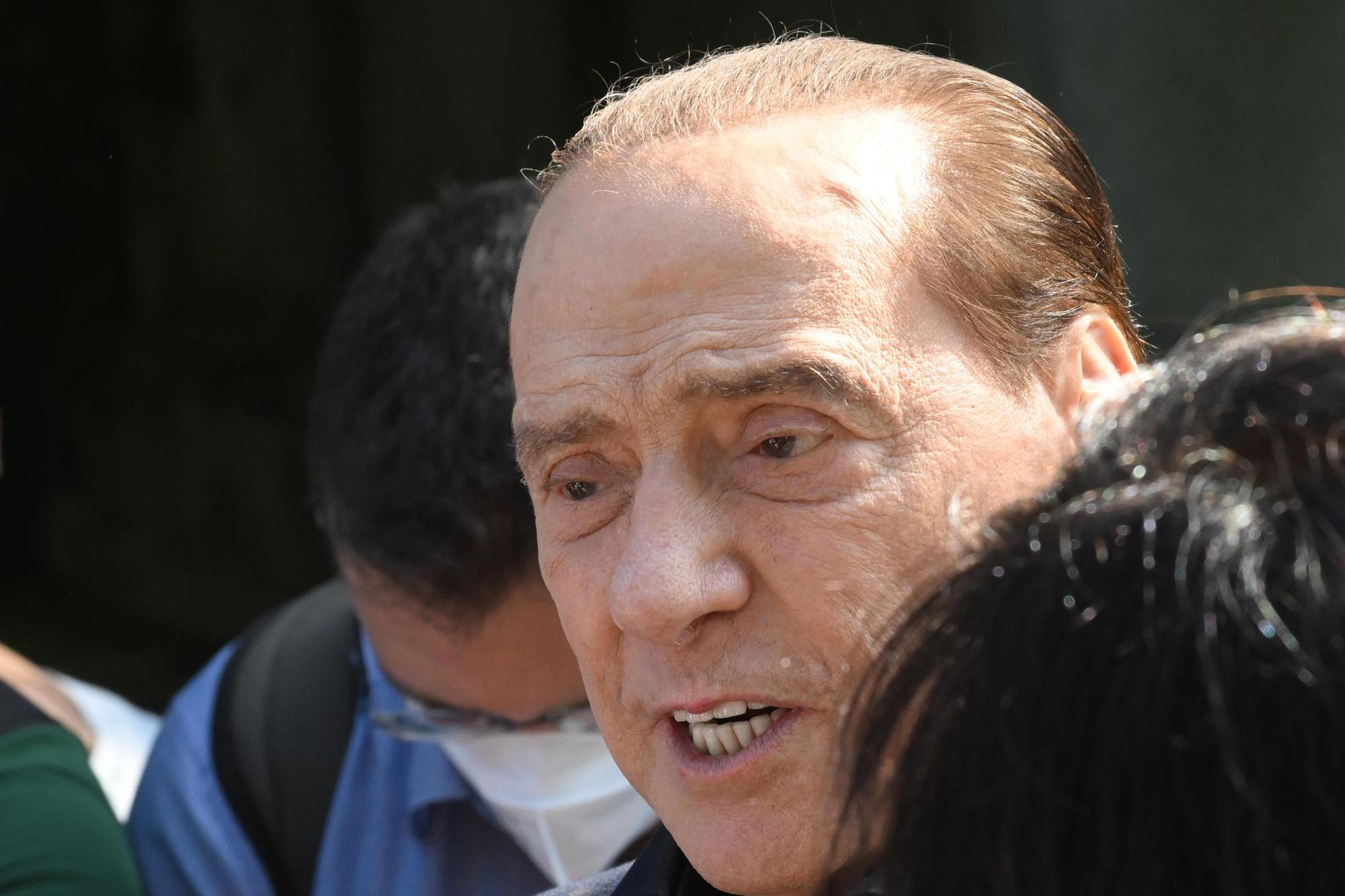 «Он заплатил Руби и 20 другим девушкам за ложь»: Берлускони просят шесть лет тюрьмы