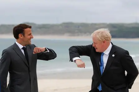 Boris Johnson con Emmanuel Macron (Ansa)