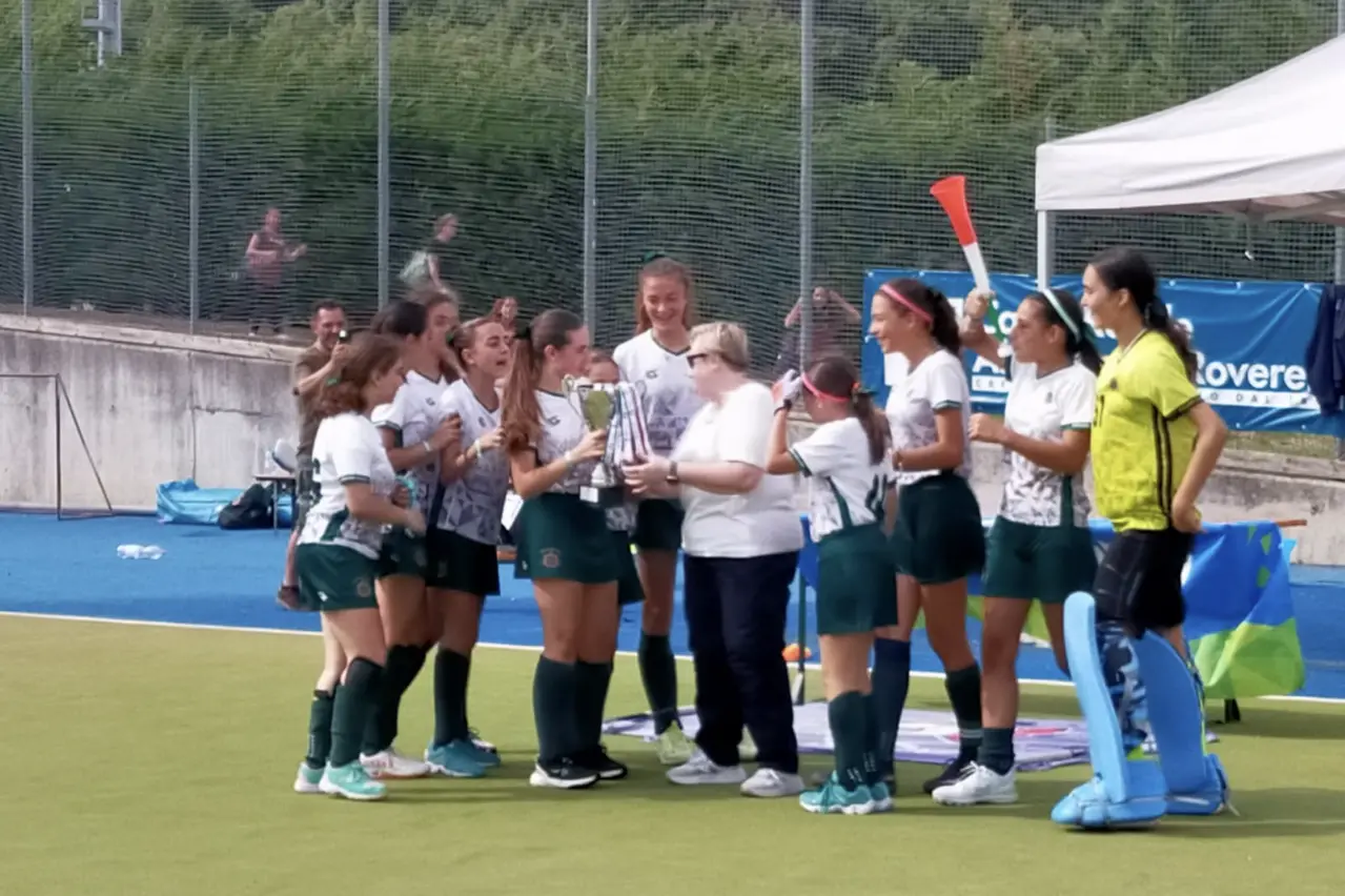 L'Amsicora festeggia il titolo allieve, vinto nella Final Eight disputata a Mori (Foto concessa dalla S.G. Amsicora)