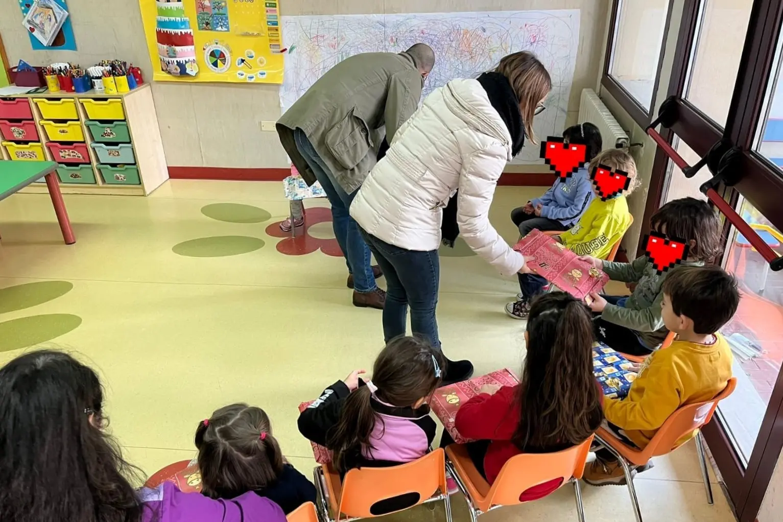 I doni alla scuola di Muravera (foto concessa)