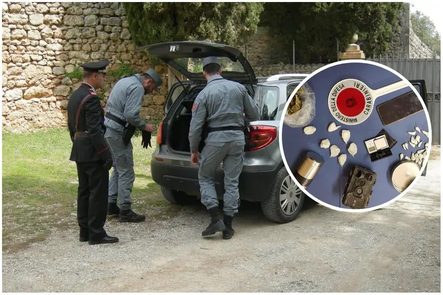 L'operazione e il materiale recuperato (foto carabinieri)