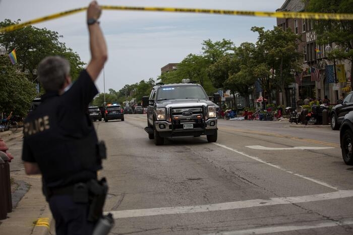 HIGHLAND PARK, IL - JULY 04: First responders work the scene of a shooting at a Fourth of July parade on July 4, 2022 in Highland Park, Illinois. Reports indicate at least five people were killed and 19 injured in the mass shooting. Jim Vondruska/Getty Images/AFP == FOR NEWSPAPERS, INTERNET, TELCOS & TELEVISION USE ONLY ==