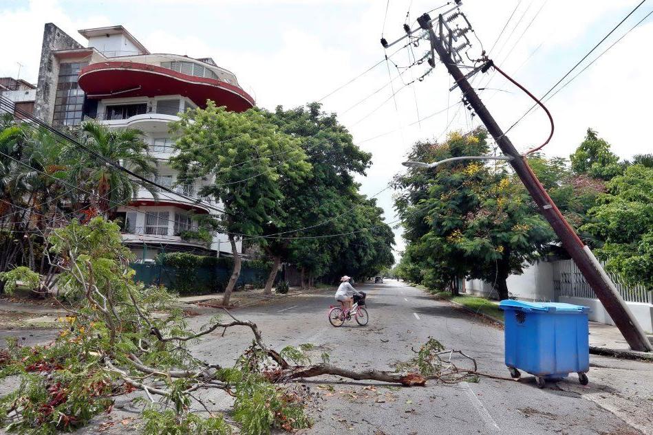 L'uragano Laura è devastante: vittime, blackout, tetti divelti e strage di alberi