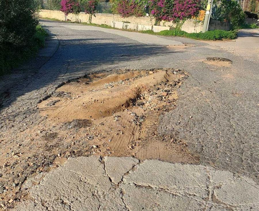 Strade rurali, asfalto e cemento per coprire le voragini