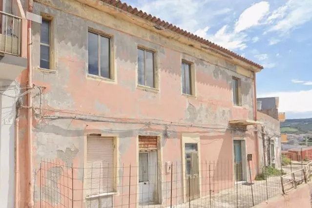 Castelsardo, l'immobile che diventerà parcheggio multipiano (foto concessa)