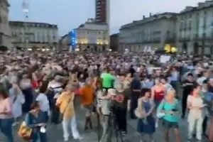 La manifestazione in piazza a Torino (frame da video Twitter)