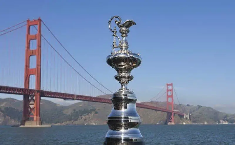 Il trofeo simbolo dell'America's Cup esposto a San Francisco (archivio L'Unione Sarda)