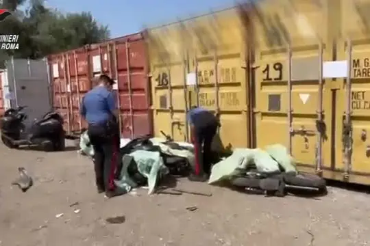 Roma, moto e pezzi di ricambio rubati: sequestrati 21 container