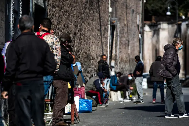 Oristano, i nuovi poveri bussano alla Caritas (foto simbolo Ansa)