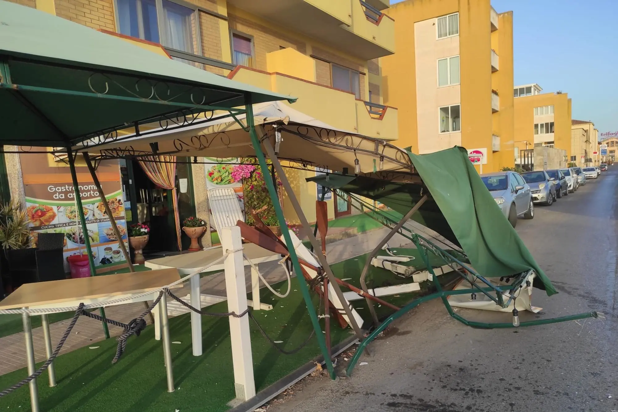 La veranda della gastronomia distrutta dall'urto (foto L'Unione Sarda - Tellini)