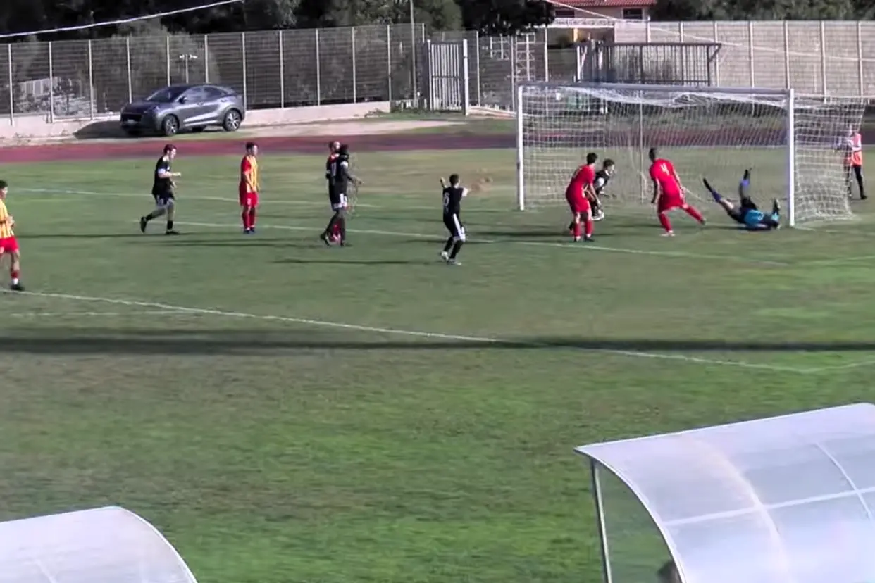 Il gol di Donati nel match tra Arzachena e Ghilarza (foto Ilenia Giagnoni)
