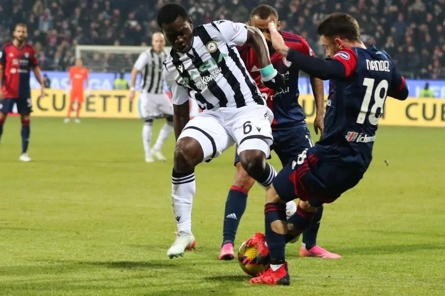 Cagliari's Nahitan Nàndez (R) and Udinese'sJean-Victor Makengo (L) during the Italian Serie A soccer match Cagliari Calcio vs Udinese Calcio at Unipol Domus stadium in Cagliari, Sardinia island, Italy,18 December 2021 ANSA/FABIO MURRU