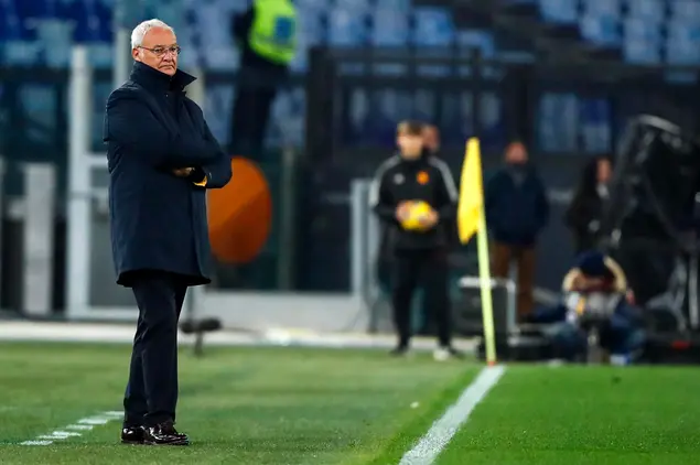 Claudio Ranieri a bordo campo all'Olimpico (Ansa)