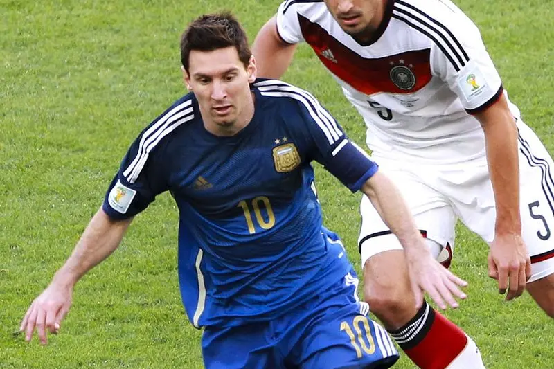 Messi in azione con la maglia dell'Argentina (tutte le foto sono Ansa)