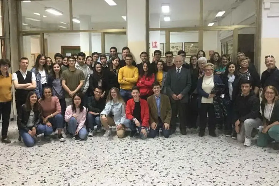 I ragazzi con la giuria (foto Liceo Pitagora)