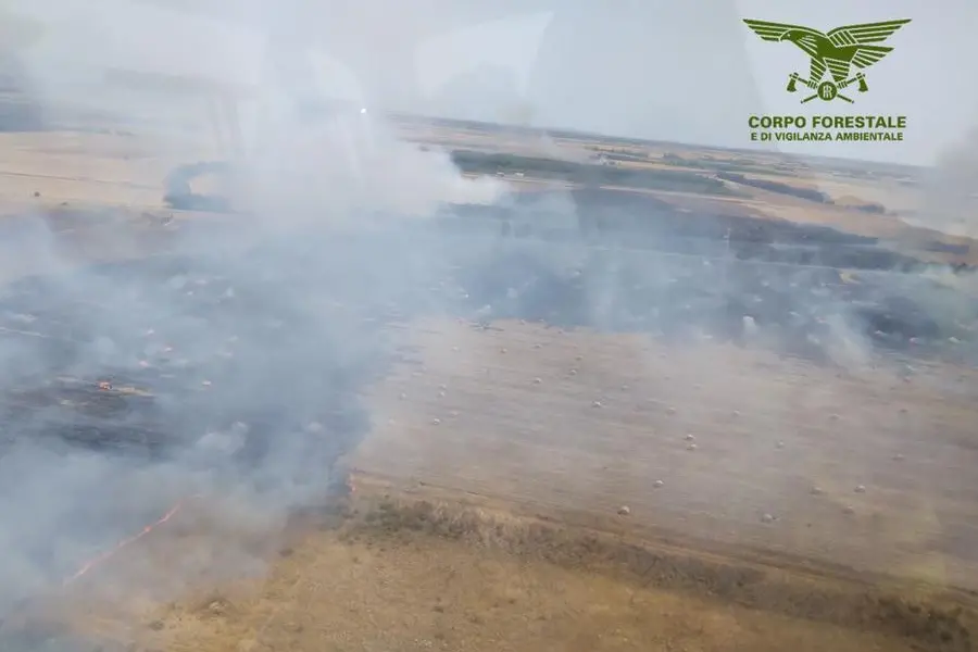 Un incendio (foto Corpo forestale)