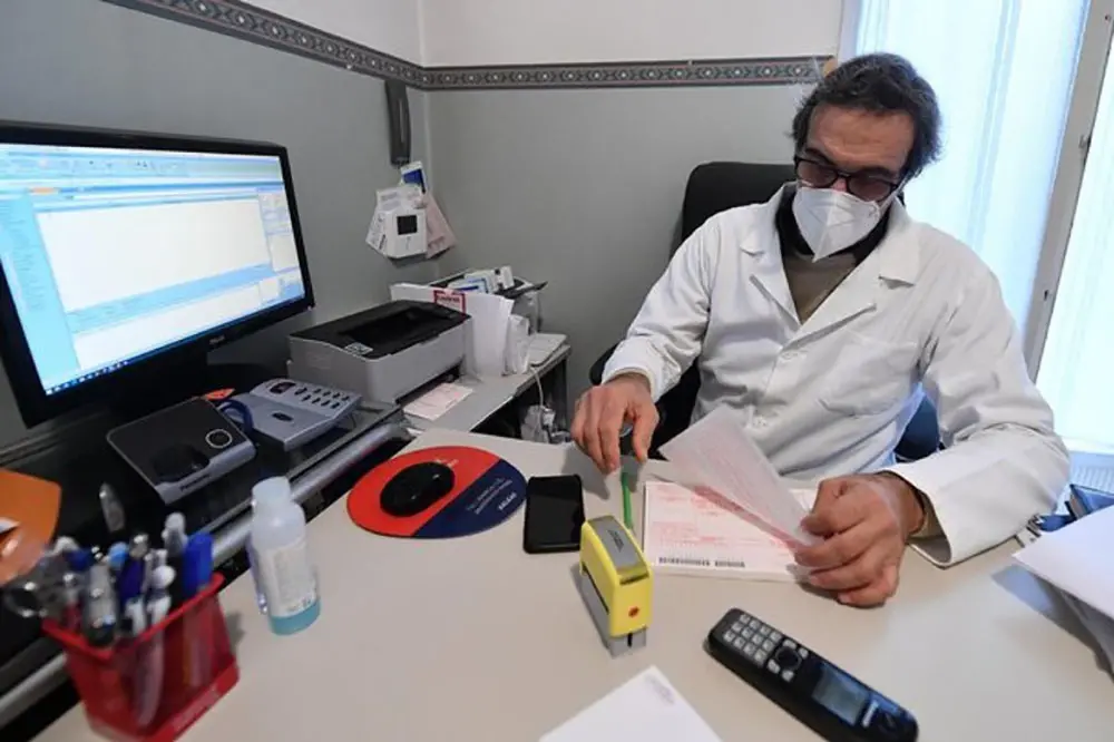 Un medico di base (Ansa)