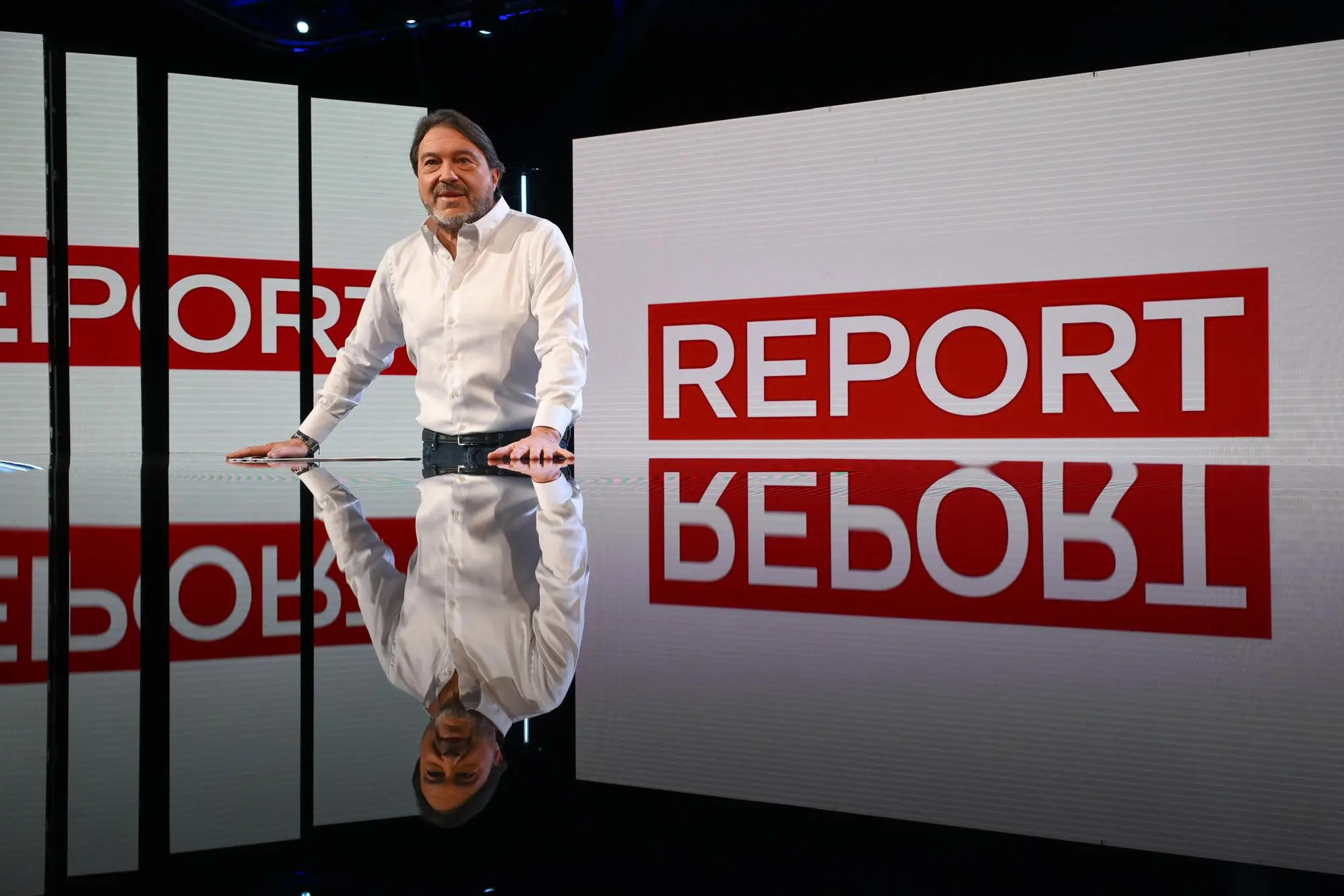 Sigfrido Ranucci nello studio televisivo della trasmissione Report (Ansa)