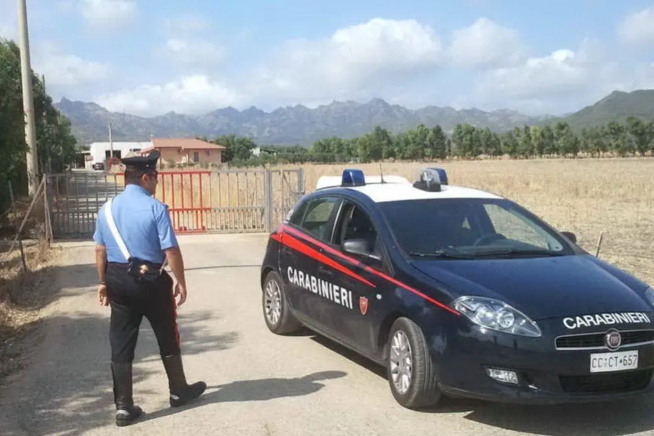 I carabinieri davanti alla casa dove era avvenuto l'omicidio