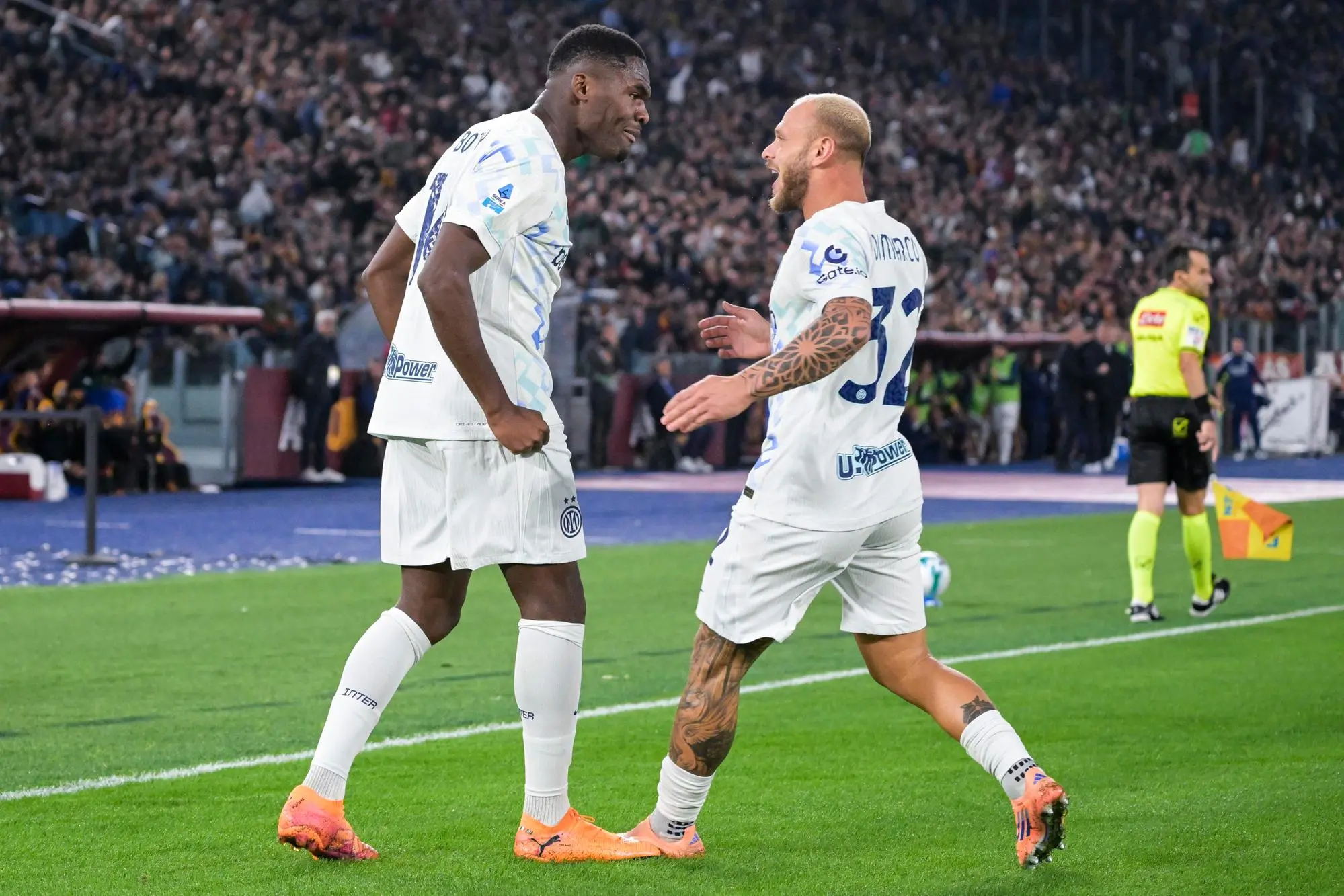 Inter’s Ange-Yoan Bonny (L) celebrates his goal with Federico Dimarco (R) during the Serie A soccer match between AS Roma and FC Inter at the Olimpico stadium in Rome, Italy, 18 October 2025. ANSA/RICCARDO ANTIMIANI