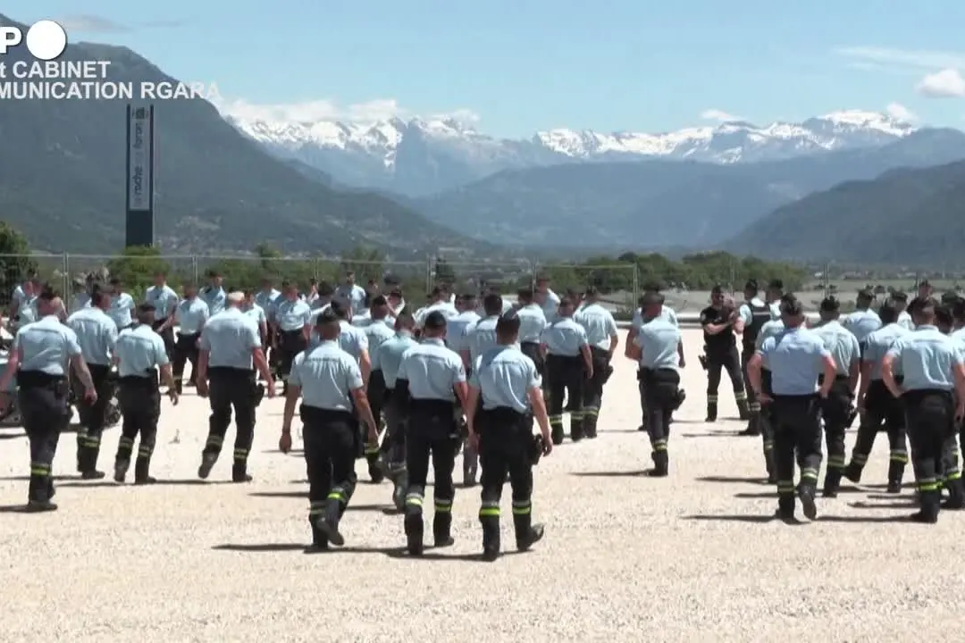 Una flotta di gendarmi francesi si prepara per G7 ad alta sicurezza