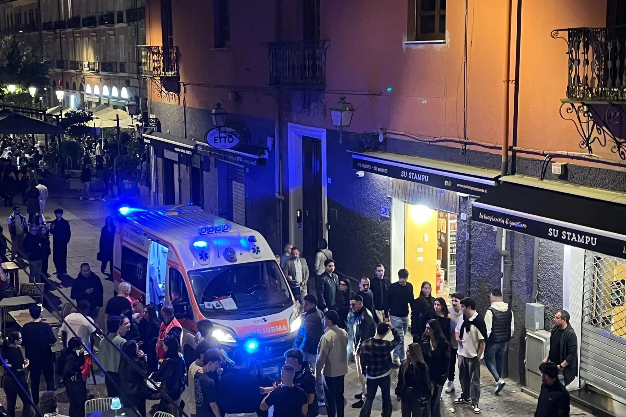 L’ambulanza nel Corso Vittorio Emanuele II dopo l’aggressione al titolare della pizzeria Napul'é (u.z.)