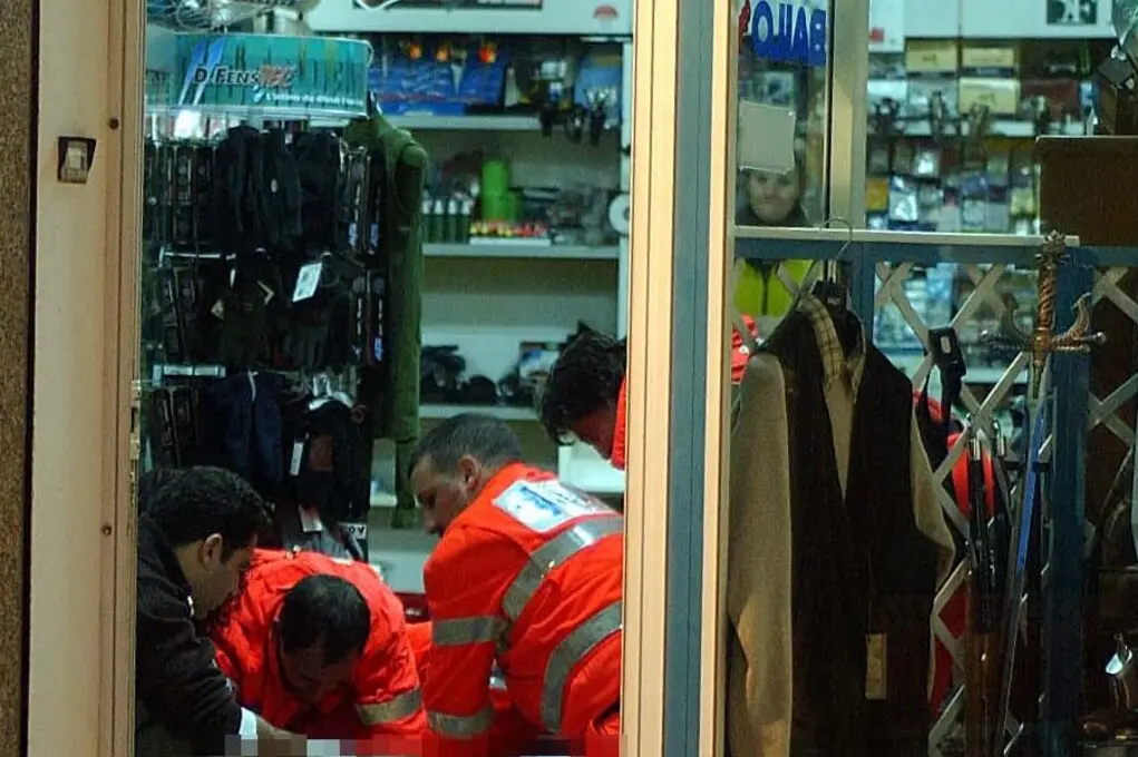 OLBIA. ANDREA COCCHI -CHE DURANTE UN TENTATIVO DI RAPINA E' STATO FERITO A MORTE DA ALCUNI COLPI DI PISTOLA- VIENE SOCCORSO DAL PERSONALE DEL 118 ALL'INTERNO DELLA SUA ARMERIA. (FOTO ANTONIO SATTA)