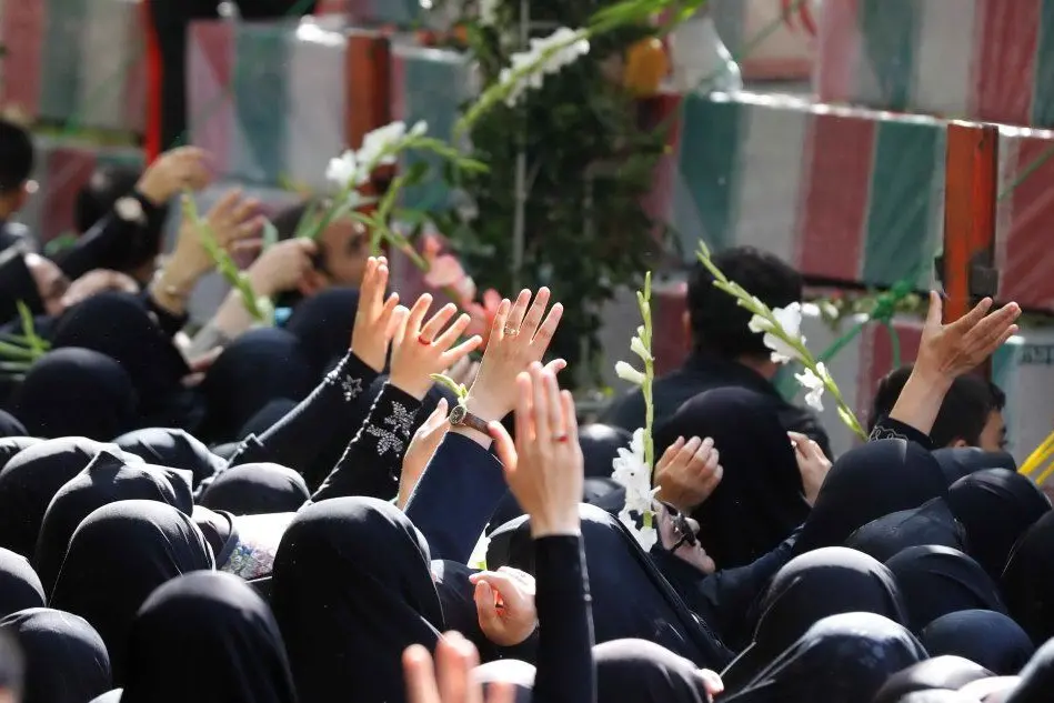 Iran, i parenti delle vittime ricordano 130 soldati