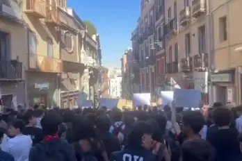 «Soldi alla scuola, non alla guerra»: il corteo degli studenti a Cagliari