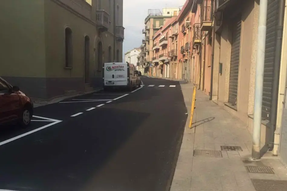 Via Roma asfaltata dopo che nei giorni scorsi si era aperta una voragine