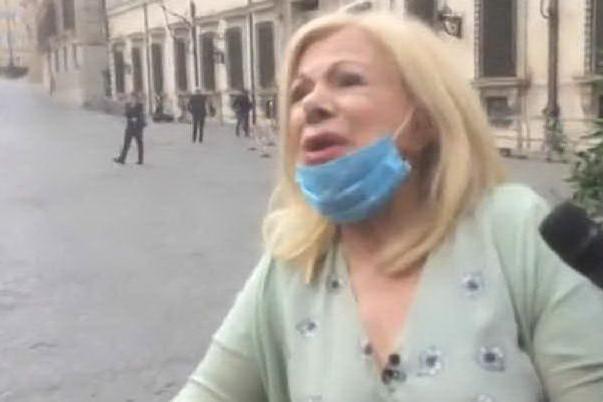 Sandra Milo si incatena a Palazzo Chigi (e viene ricevuta da Conte)