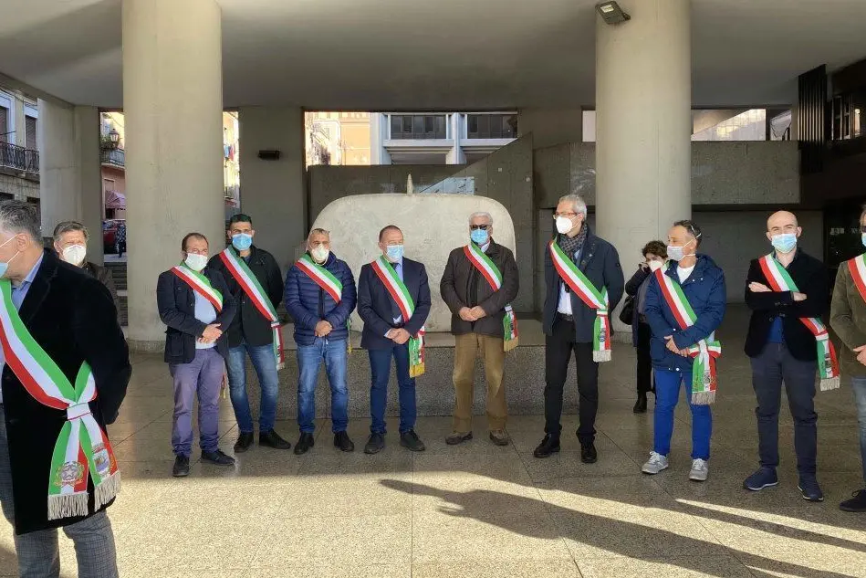 I sindaci sotto il palazzo del Consiglio regionale in via Roma a Cagliari (foto Murgia)